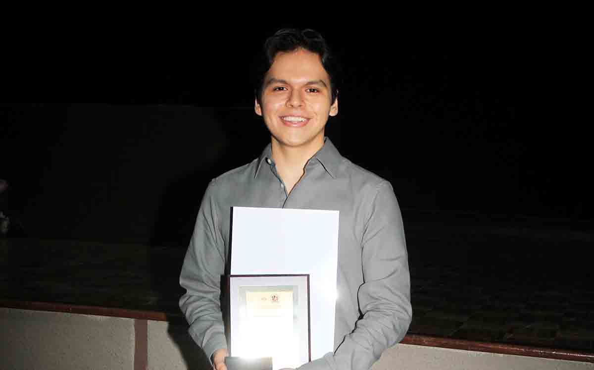 Alumno del IEST Anáhuac con su reconocimiento