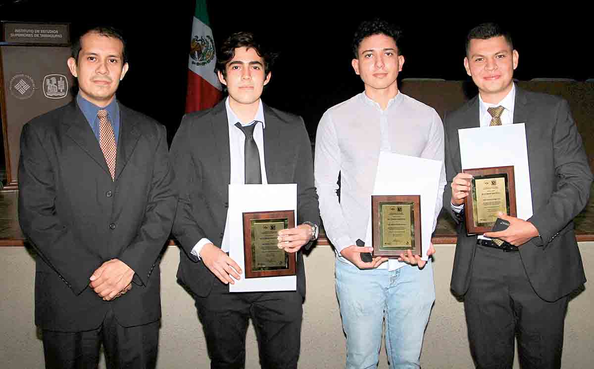 JOSUÉ JIMÉNEZ, JOSÉ CARLOS PÉREZ, IGNACIO BADILLO Y URIEL RAGA felices con sus reconocimientos