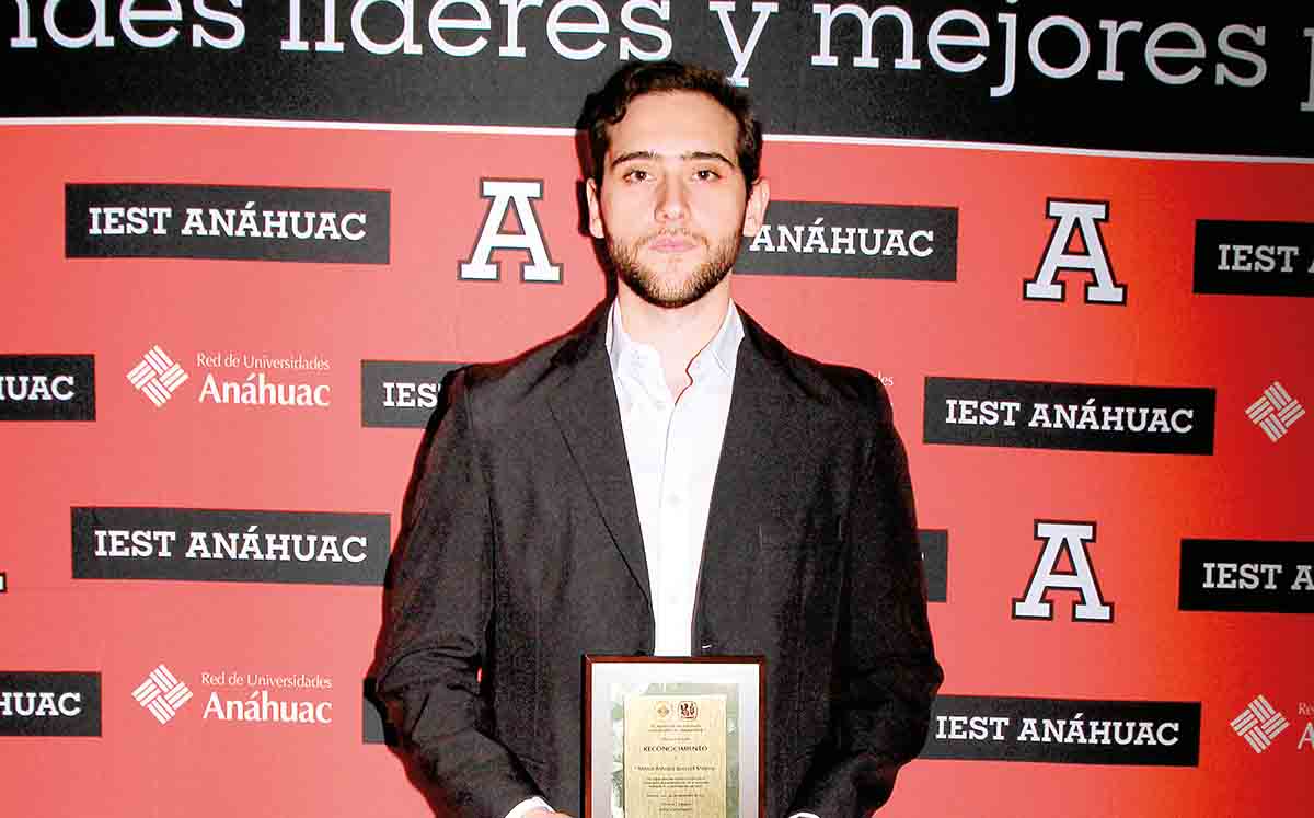 MARCO ANTONIO BECERRIL con su reconocimiento