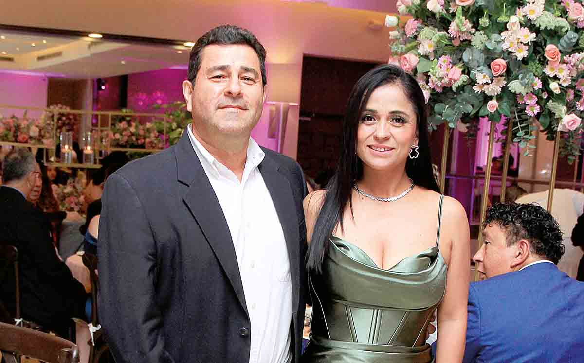 GERARDO LOZANO Y DIANA REYES felices de celebrar junto a  Maryfer Pérez de sus XV años