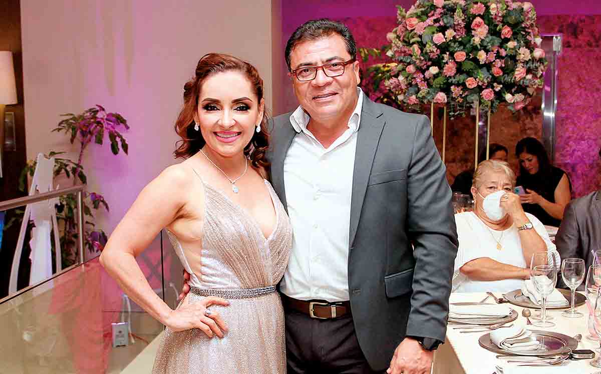 MARGARITA VILLEGAS Y CARLOS GONZÁLEZ celebrando en el Deportivo Español los XV años de Maryfer Pérez