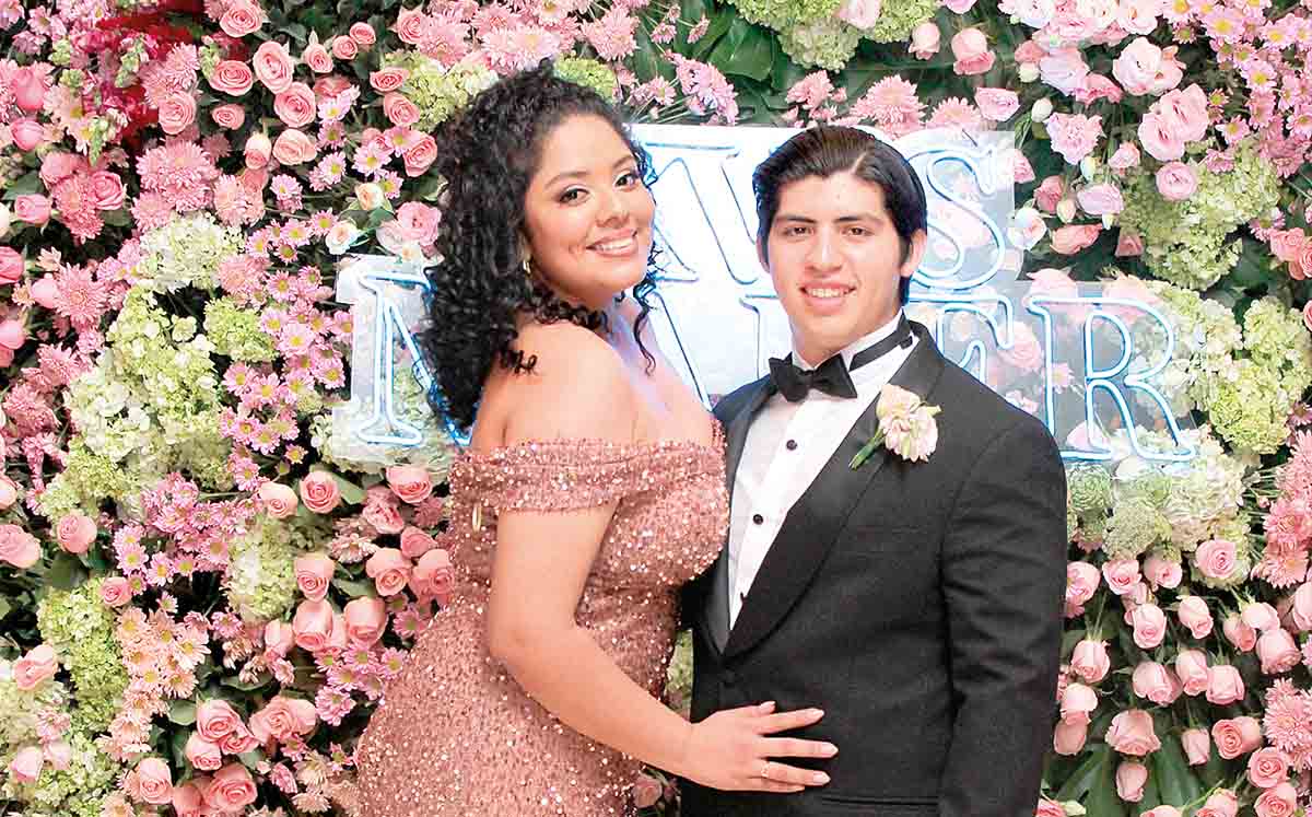 CAMILA GARZA Y FERNANDO PÉREZ felices de festejar junto a Maryfer Pérez de sus XV años