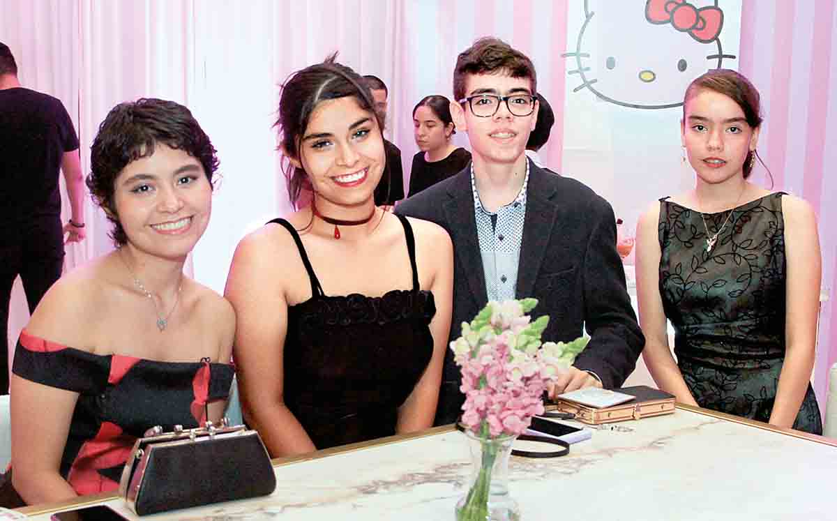ELIA RAMÍREZ, ALICIA RAMÍREZ, JOSÉ OMAR MACÍAS Y SANDRA MACÍAS en los XV años de Maryfer Pérez