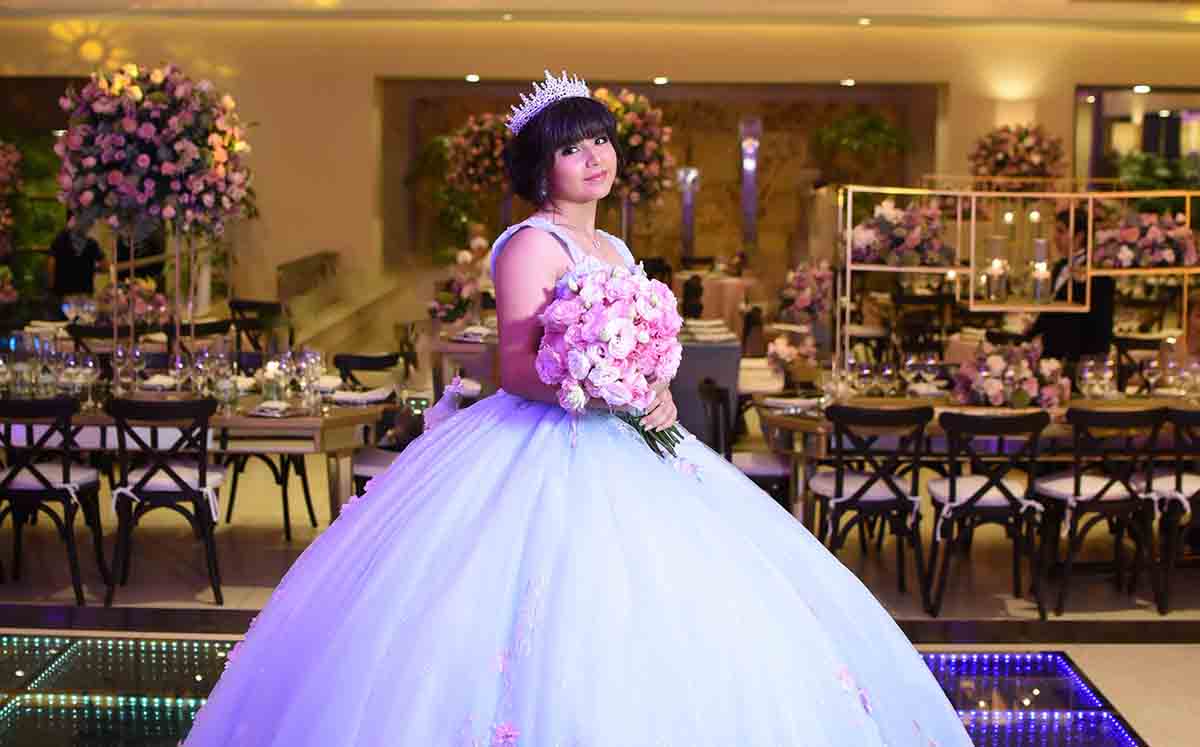 MARYFER PÉREZ disfrutó de su quinceañera de ensueño en el Deportivo Español