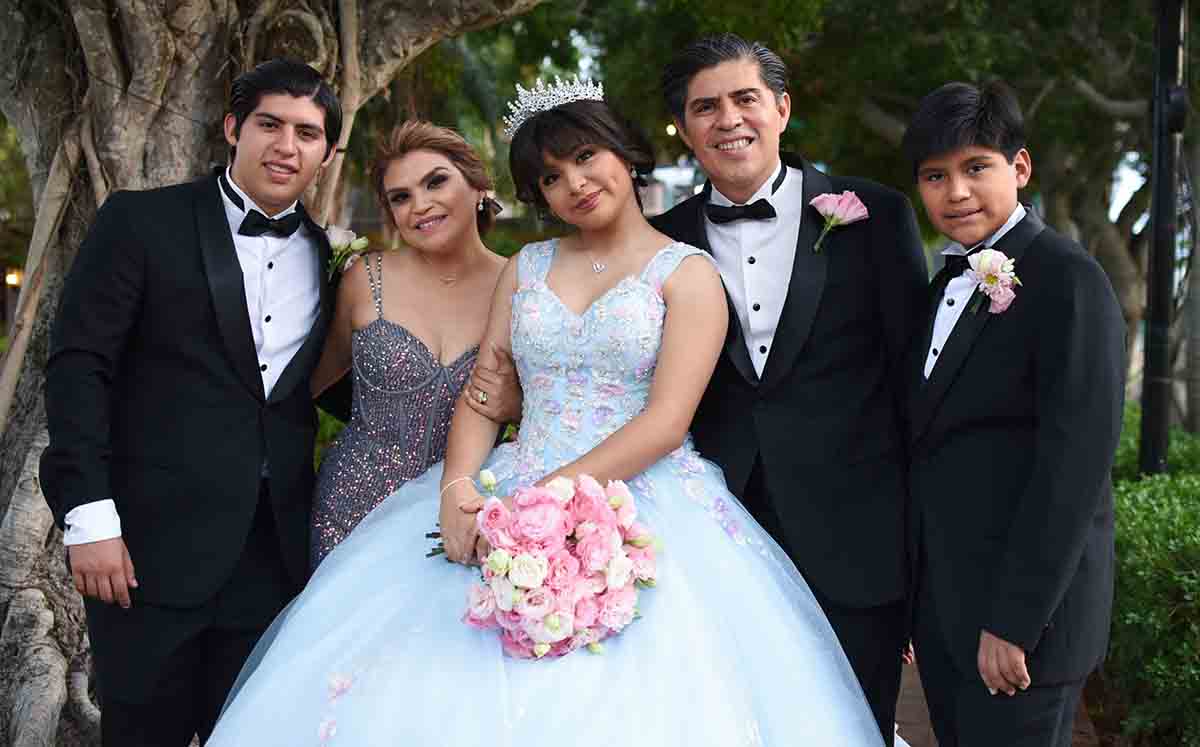 FERNANDO PÉREZ, ERIKA RIVERA, MARYFER PÉREZ, LUIS PÉREZ E IKER PÉREZ posando con sus mejores sonrisas para nosotros