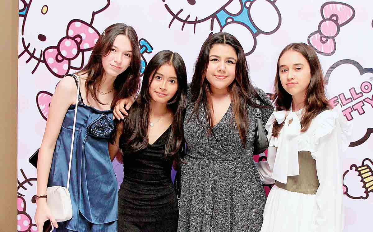 FERNANDA CANO, ALLISSON MARTÍNEZ, DANA BADILLO Y ANGÉLICA ROMERO disfrutando de la decoración de Hello Kitty