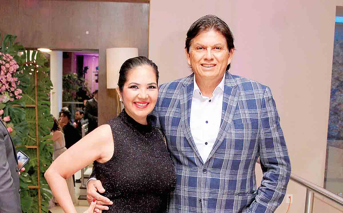 OGARITA RAMÍREZ Y HOMERO CASTILLO felices de celebrar junto a Maryfer Pérez de sus XV años