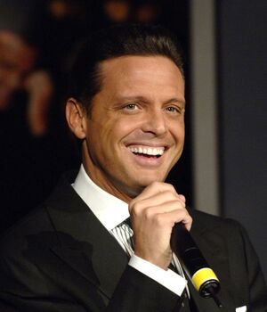 Luis Miguel fue a la boda de Michelle Salas y Danilo Díaz | Foto (Getty Images/ Instagram)