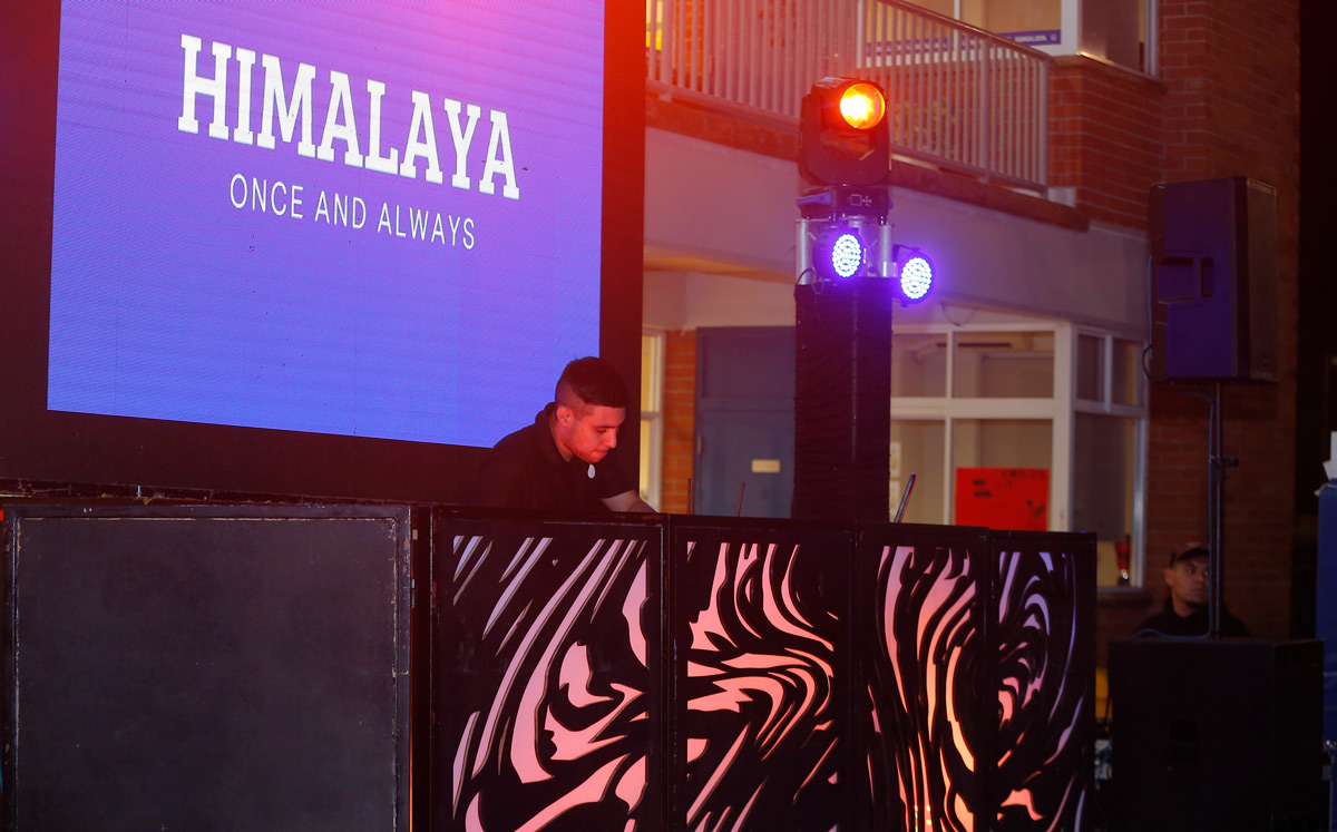 Alegre música de Dj disfrutaron los exalumnos del Himalaya / Foto: Daniel Saldívar