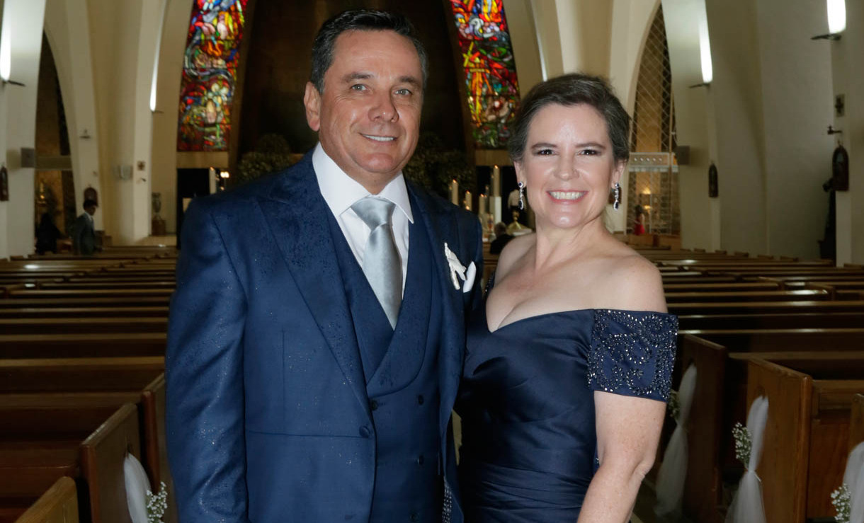 PAPÁS DEL NIOVIO. Carlos Treviño y Margarita Derbez