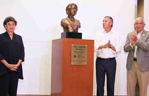 PATRICIA DE NASHRALLAH, JESÚS NDER Y JORGE NASHRALLAH junto al busto de Gilda Appedole