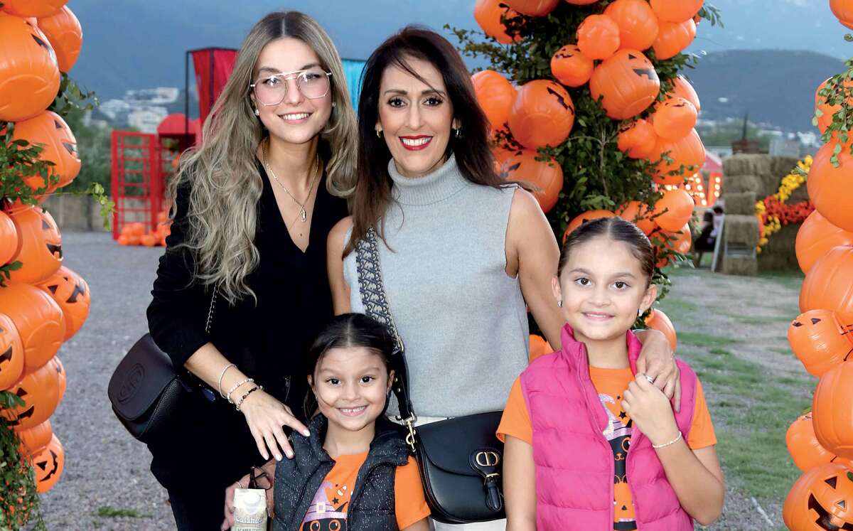 Mariel de Arrambide, Mayra Martínez,  María Regina Arrambide y Sophia Arrambide