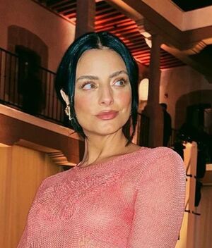 Aislinn Derbez roba cámara con vestido lila en boda de su hermana (Instagram)