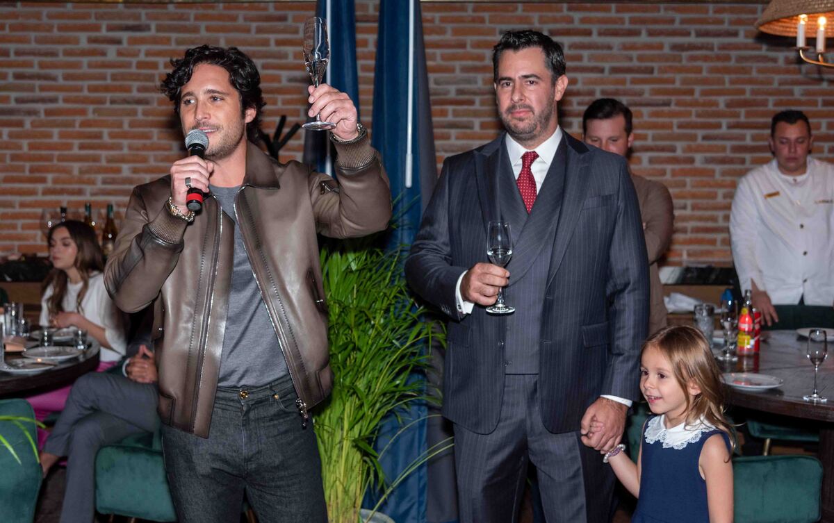 Diego Boneta y Víctor Setién en el brindis por el opening de Animal.