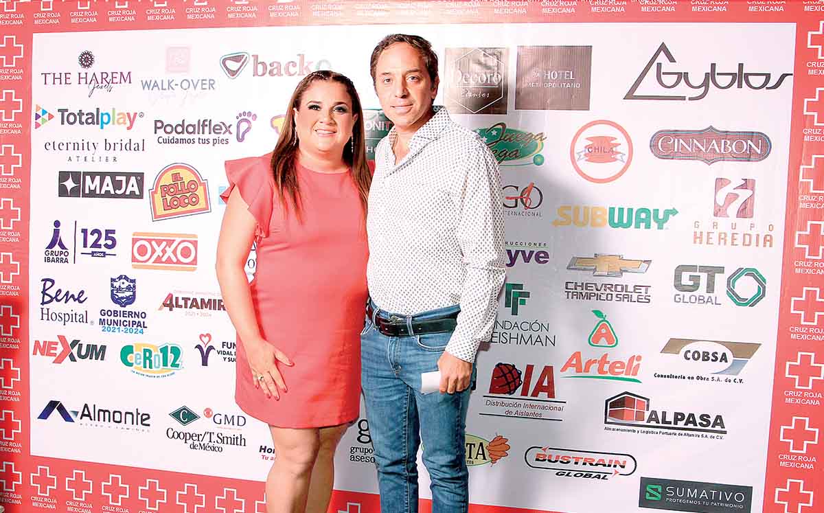 Asistentes del evento llegaron a disfrutar la noche retro