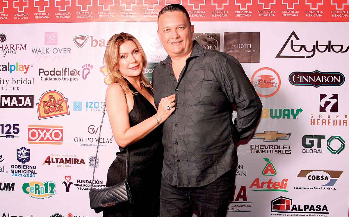 HEIDY JONES Y ANTONIO FANJON llegaron con sus mejores outfits a la noche retro