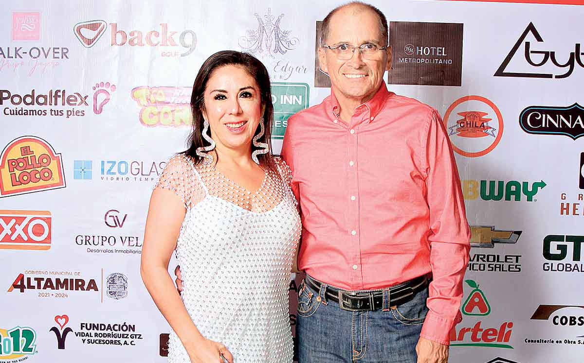 Asistentes del evento felices de apoyar a la Cruz Roja en la noche retro en Byblos