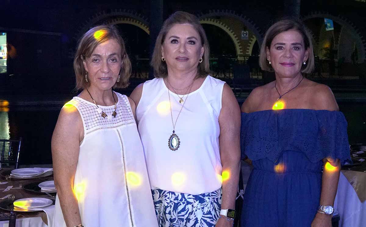 Invitadas del evento llegaron con sus mejores outfits al evento