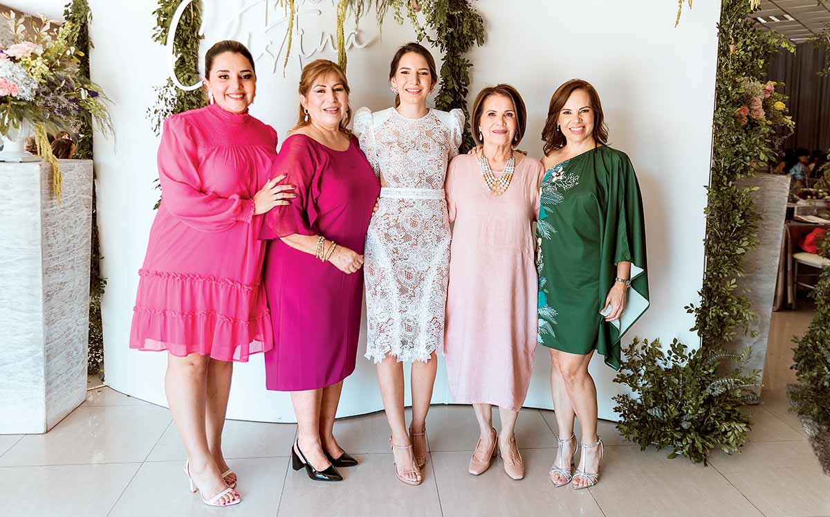 ALEJANDRA DE SALAZAR, JUANY ACOSTA, ANA SALAZAR, ALEJANDRA DE CANALES Y ALEJANDRA CANALES nos regalaron sus mejores sonrisas