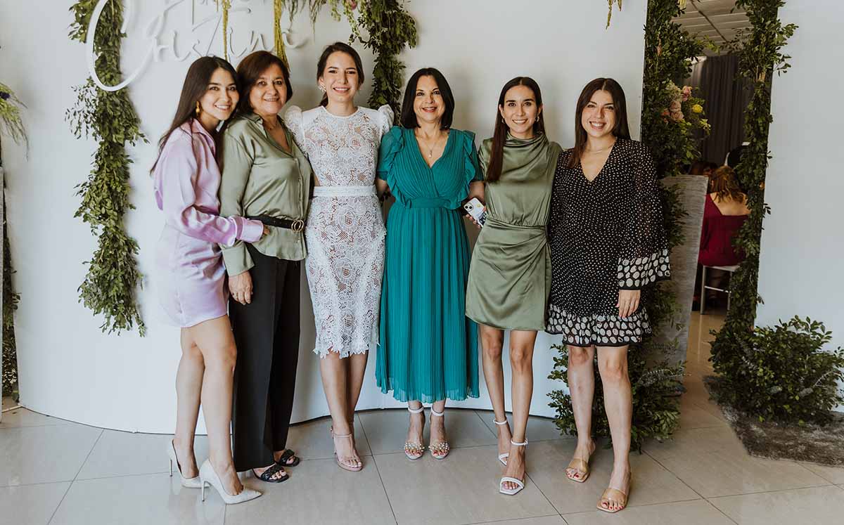 Asistentes del evento llegaron con sus mejores outfits