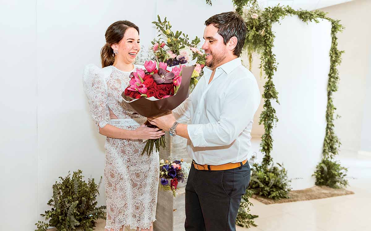 ANA SALAZAR recibió un hermoso arreglo de flores por parte de su prometido DAVID CANALES