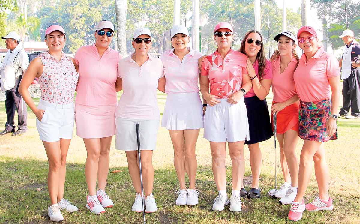 PAOLA VELÁZQUEZ, PAMELA CUETARA, LAURA GARCÍA, HORTENSIA ROJAS, LAURA MARY FUEYO, ADRIANA CAZAUBON, MYRIAM AYALA Y JESSICA DÁVILA en el green