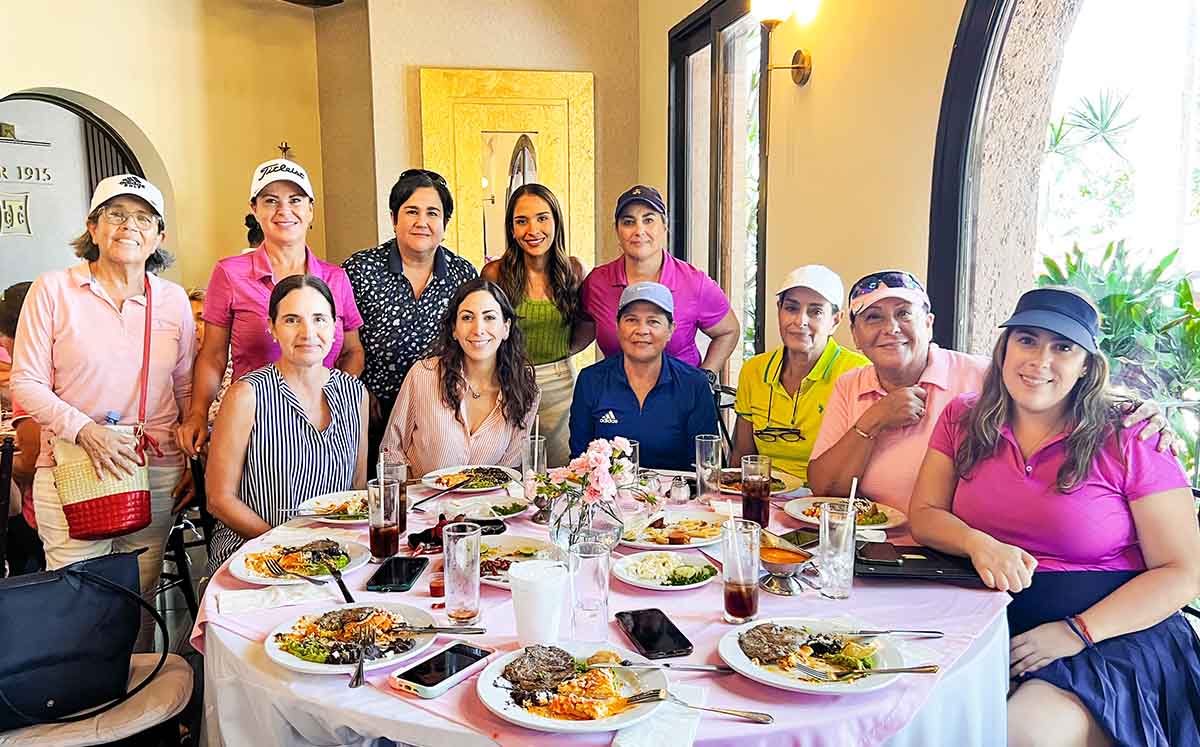 Asistentes del evento felices de participar en el Torneo de Tinina