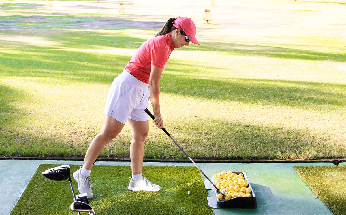 Asistentes del evento preparándose para mostrarnos su mejor swing
