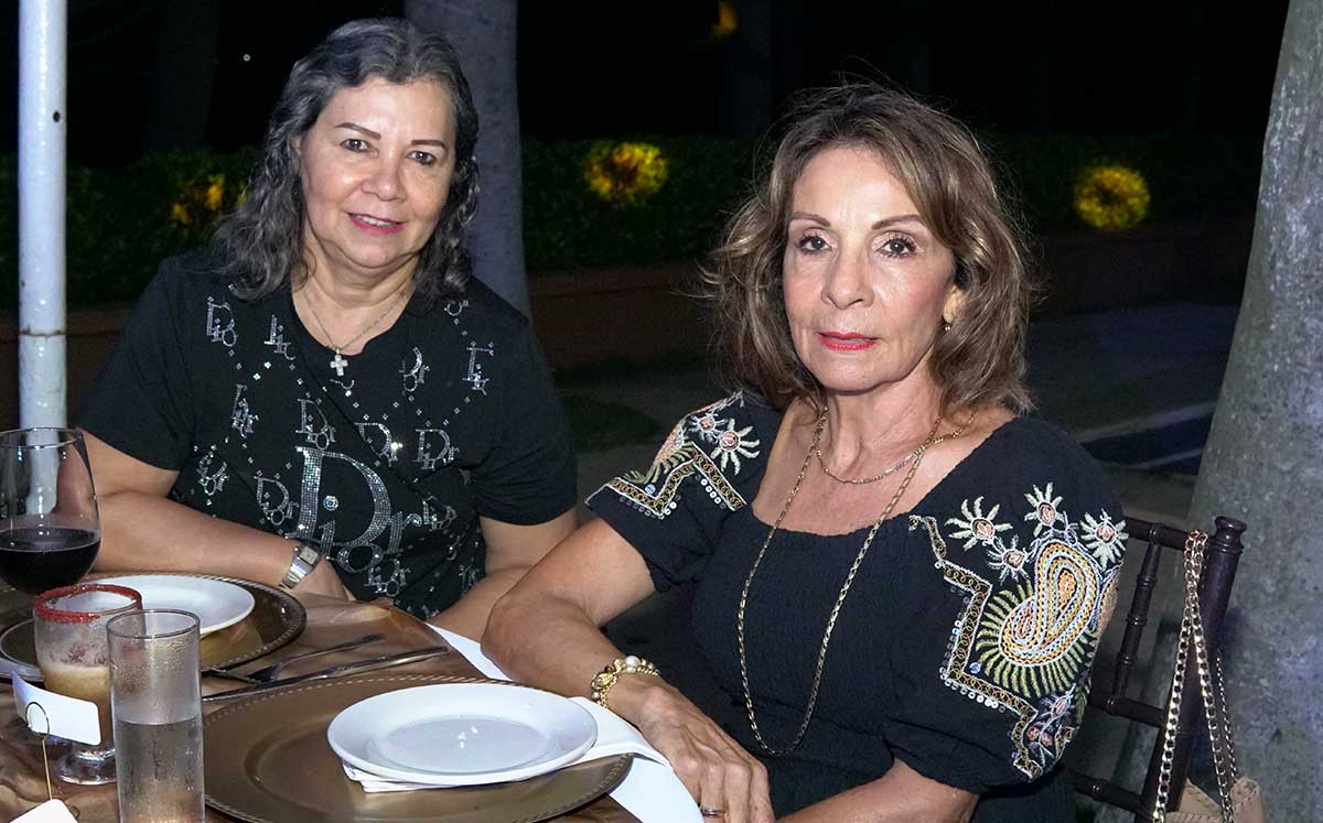 Invitadas del evento felices de festejar junto a Alicia Pérez de su cumpleaños