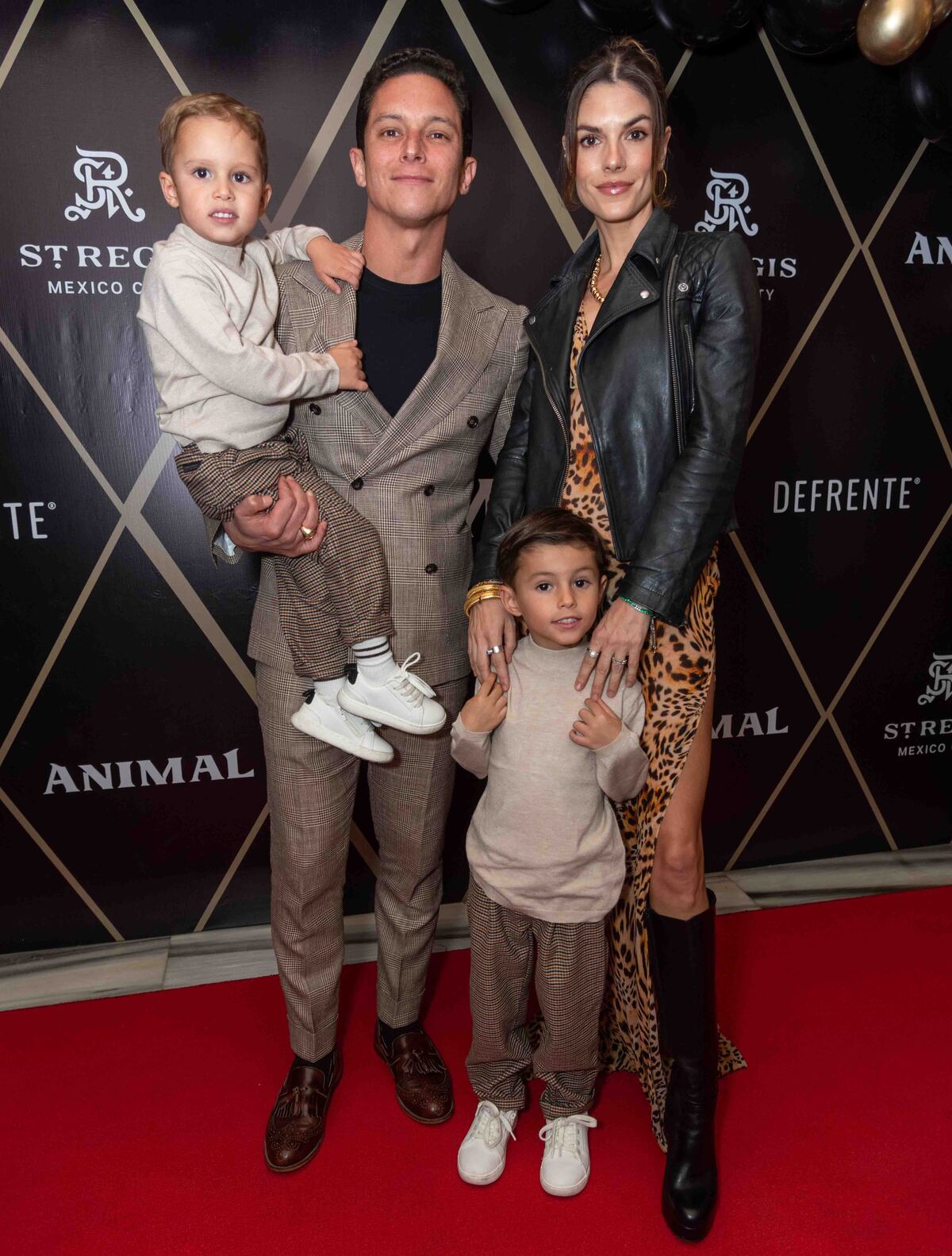Roberto Figueroa y Nicky Versteeg con Máximo y Leonardo