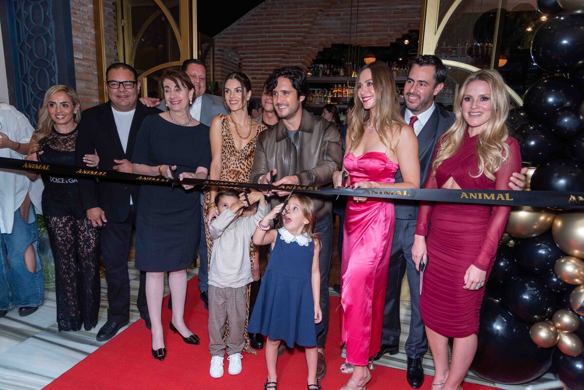 Los socios de Grupo Costeño con Diego Boneta en el corte del listón de Animal, en el hotel St Regis.