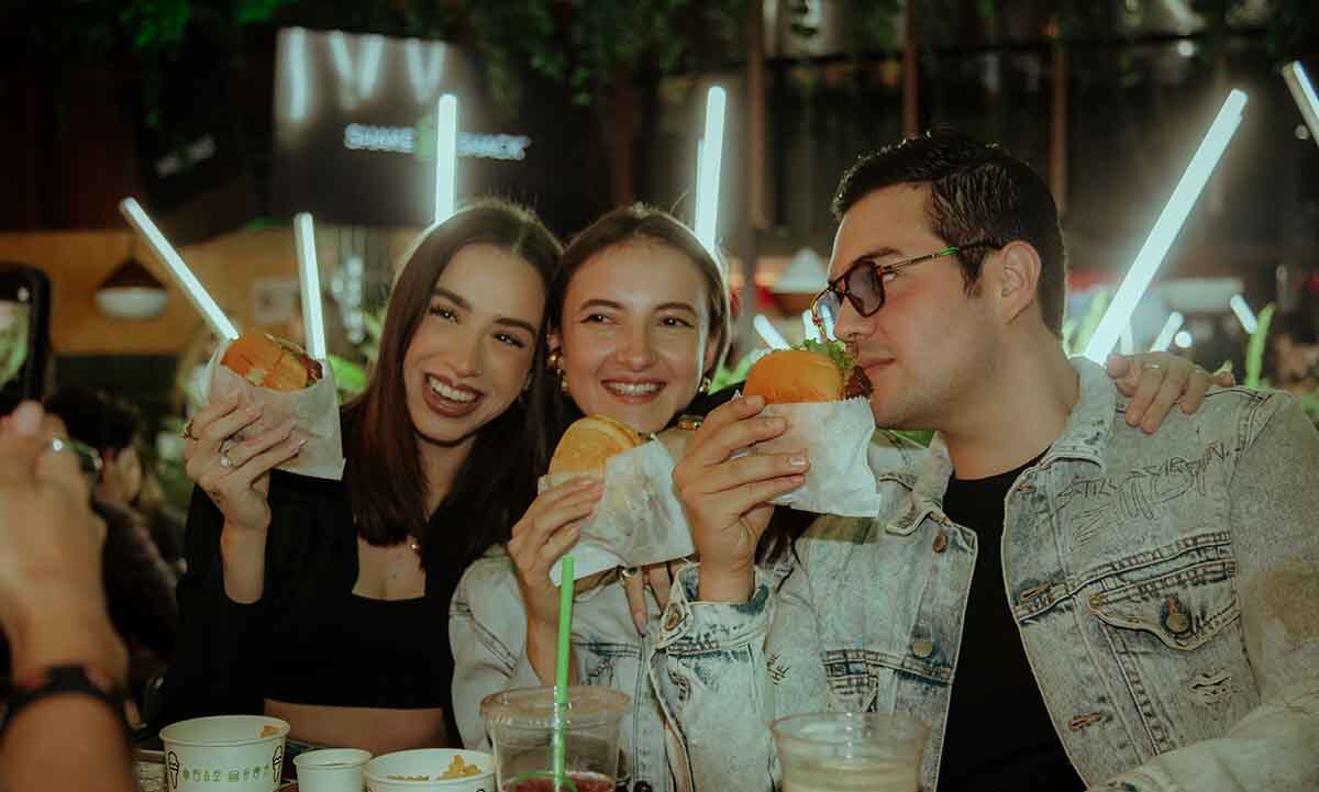 El menú constó de cuatro tiempos con tres tipos de hamburguesas, malteada y papas.