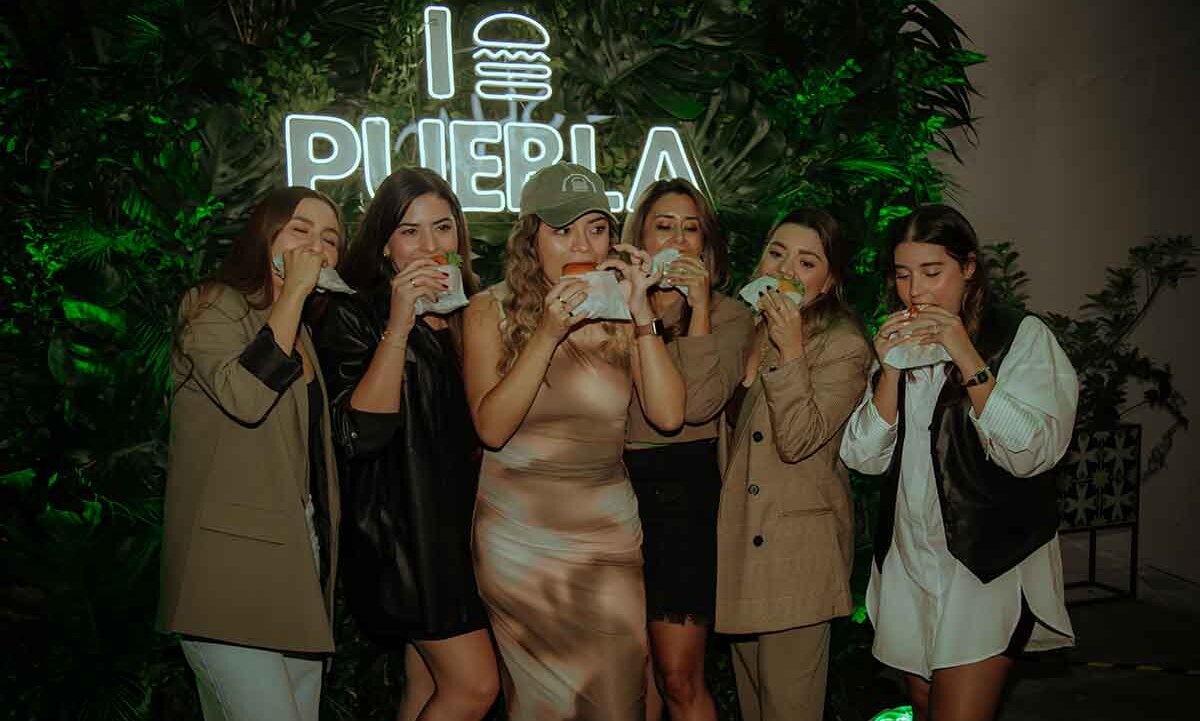 Cascar Studio by Patty Cascar fue la agencia poblana que realizó productos brandeados para la inauguración.
