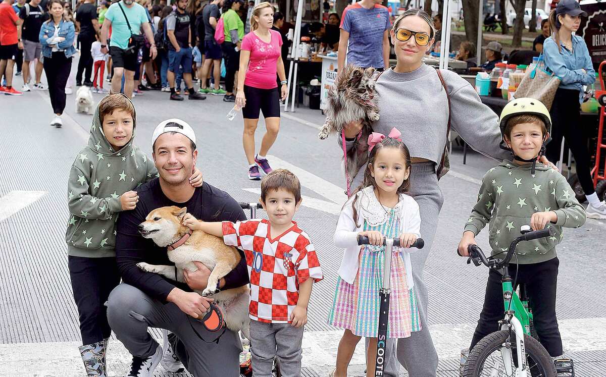 André Pérez-Salinas, David Pérez-Salinas, Sebastián Pérez-Salinas, Milena Pérez-Salinas, Vivi Villarreal de Pérez-Salinas y Federico Pérez-Salinas