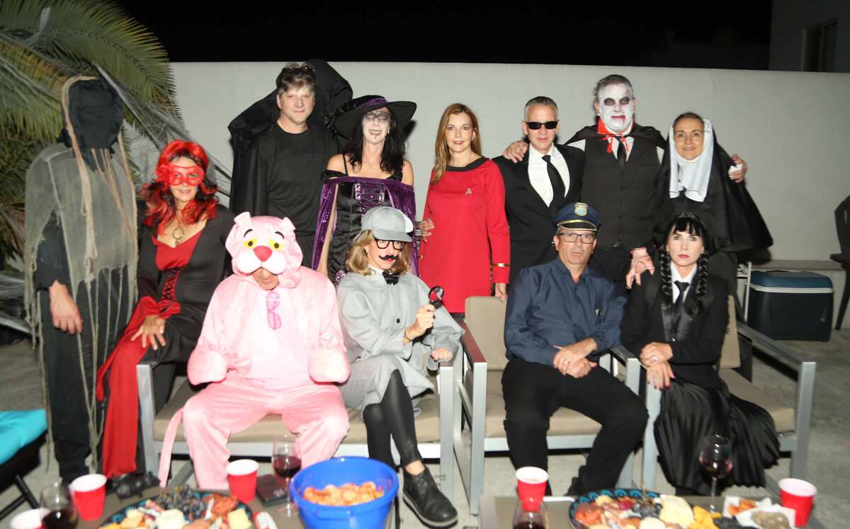 Carlos Torres y Cristina de Torres junto a un grupo de amigos