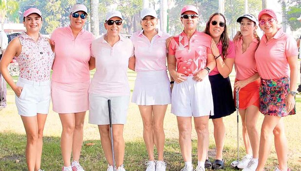 PAOLA VELÁZQUEZ, PAMELA CUETARA, LAURA GARCÍA, HORTENSIA ROJAS, LAURA MARY FUEYO, ADRIANA CAZAUBON, MYRIAM AYALA Y JESSICA DÁVILA en el green