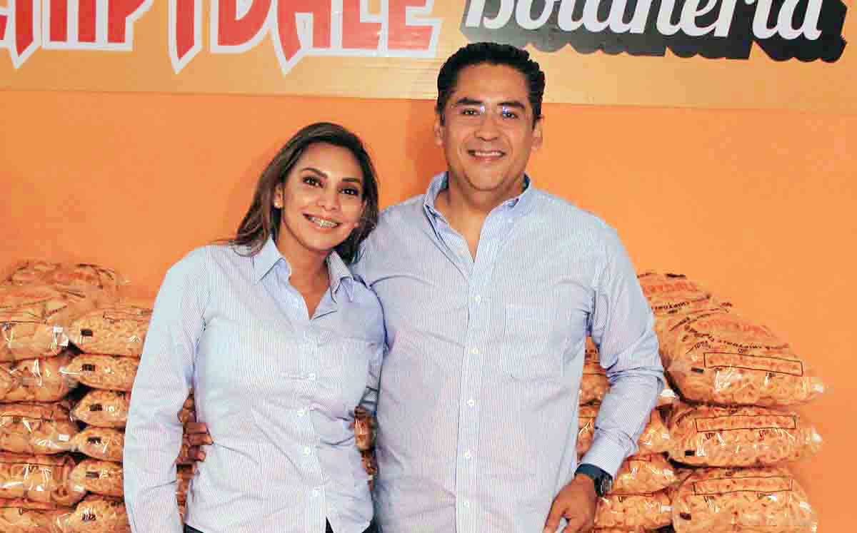 AHIDE BRIONES Y MAURO LOPEZ felices de participar en la inauguración de CHIPYDALE