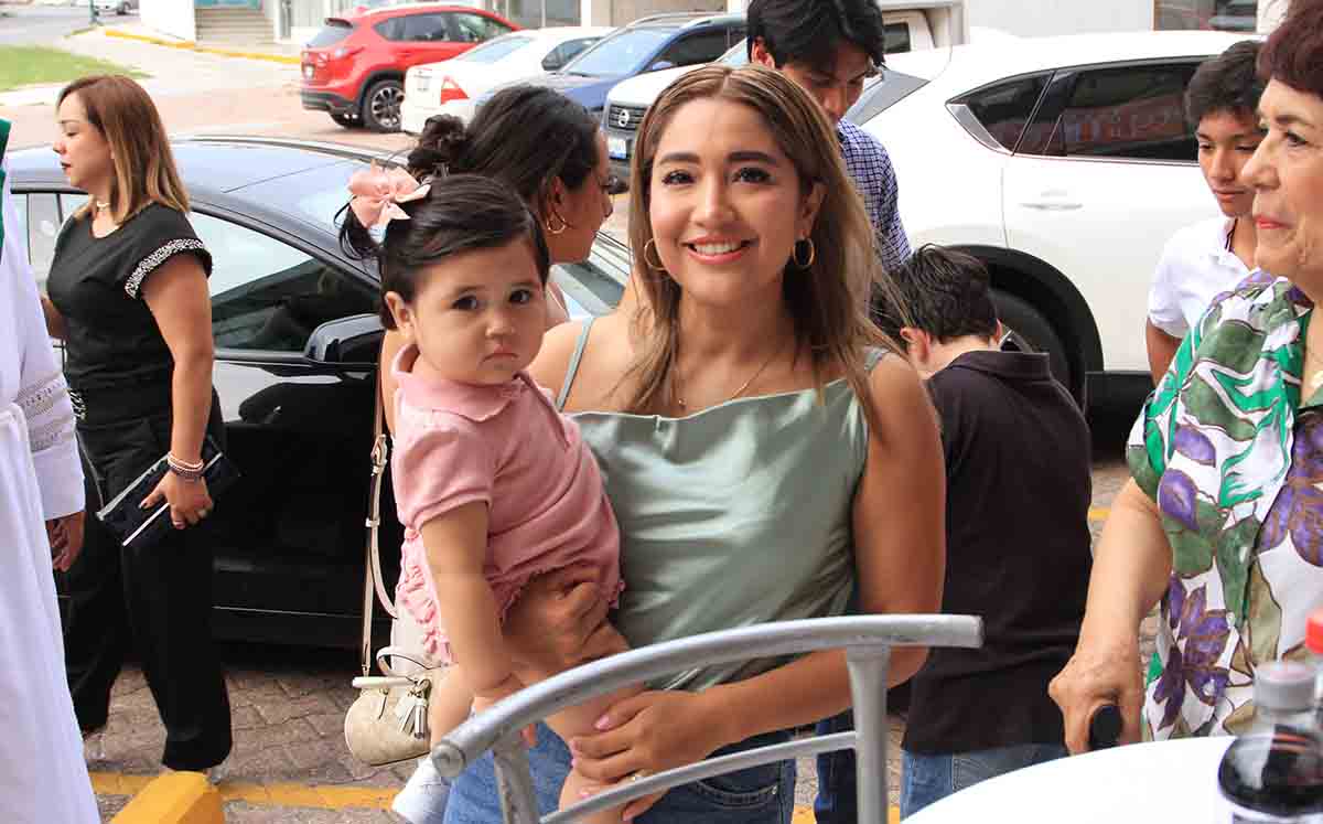 Asistente del evento feliz de llegar a la inauguración de CHIPYDALE