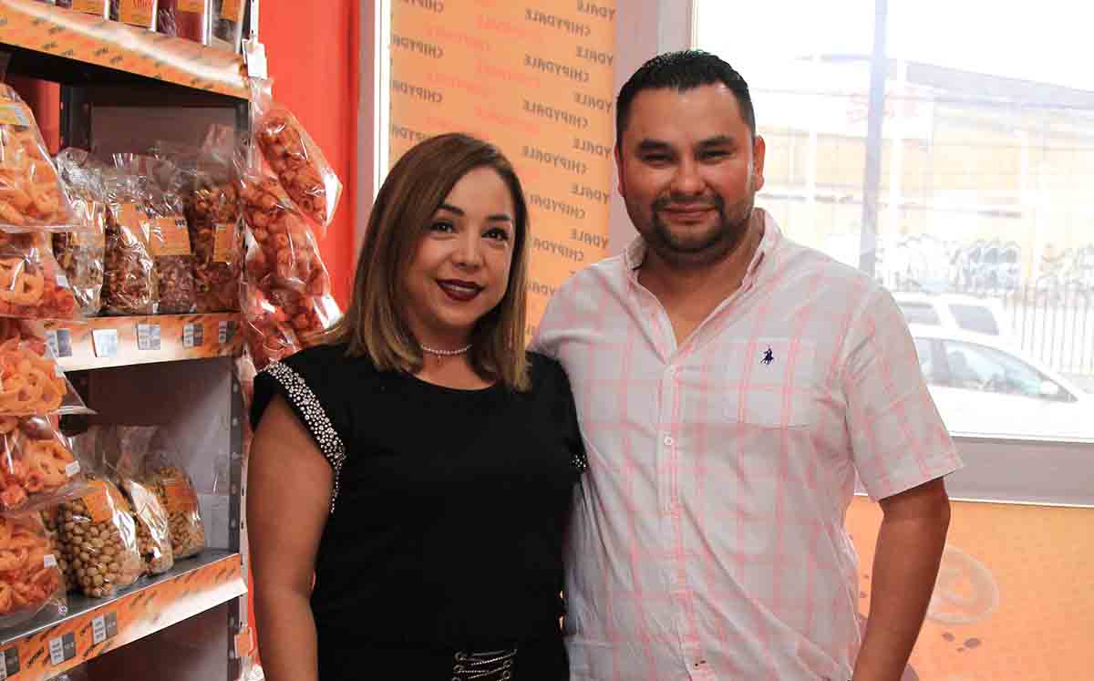 Asistentes del evento entusiasmados por probar la variedad de snacks de CHIPYDALE