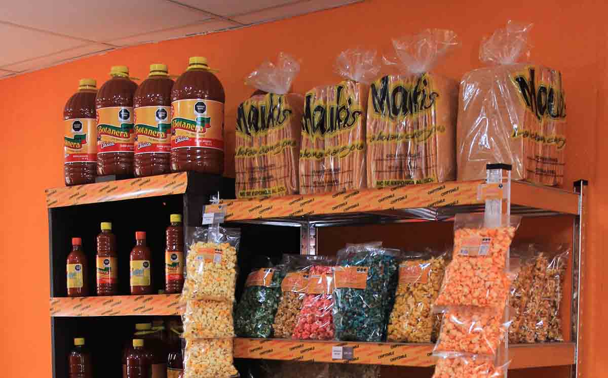 Diversas salsas y chicharrones