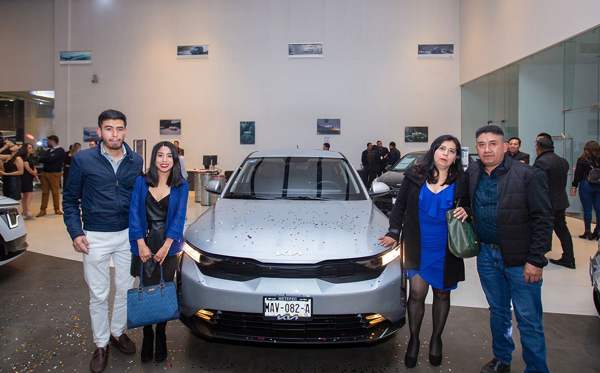 Miguel Ángel González recibió la primera unidad del KIA K3