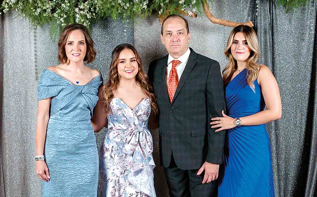 MIRIAM DE PÉREZ, MARÍA ALEJANDRA PÉREZ, LUIS ALEJANDRO PÉREZ Y MARÍA DEL PILAR PÉREZ llegaron con sus mejores outfits