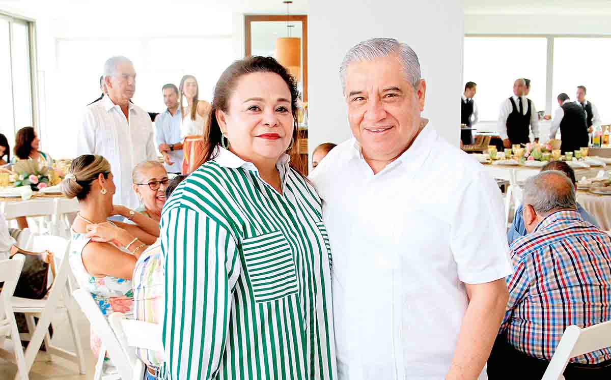 GIOVANNI DE ROJO Y SAÚL ROJO felices de festejar junto a Hilda del Ángel de su cumpleaños
