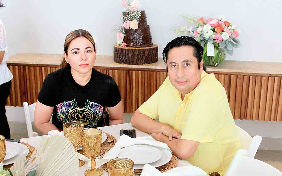ROCÍO CÓRDOVA Y CARLOS CÓRDOVA en el cumpleaños de Hilda del Ángel
