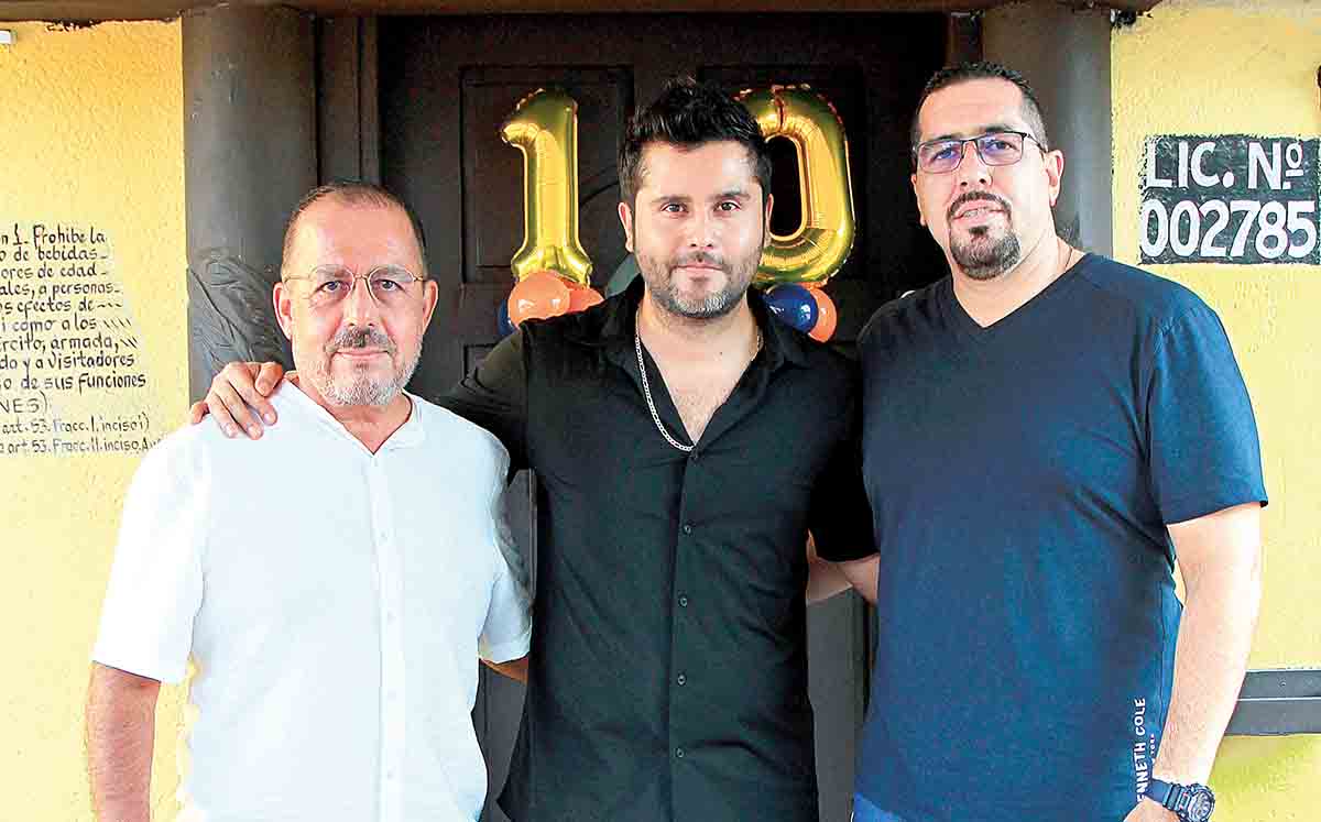 JUAN LUIS OSORIO, RICARDO AZUARA Y JOSÉ LUIS VARCARCEL felices de celebrar el 10 aniversario del restaurante El Flaco