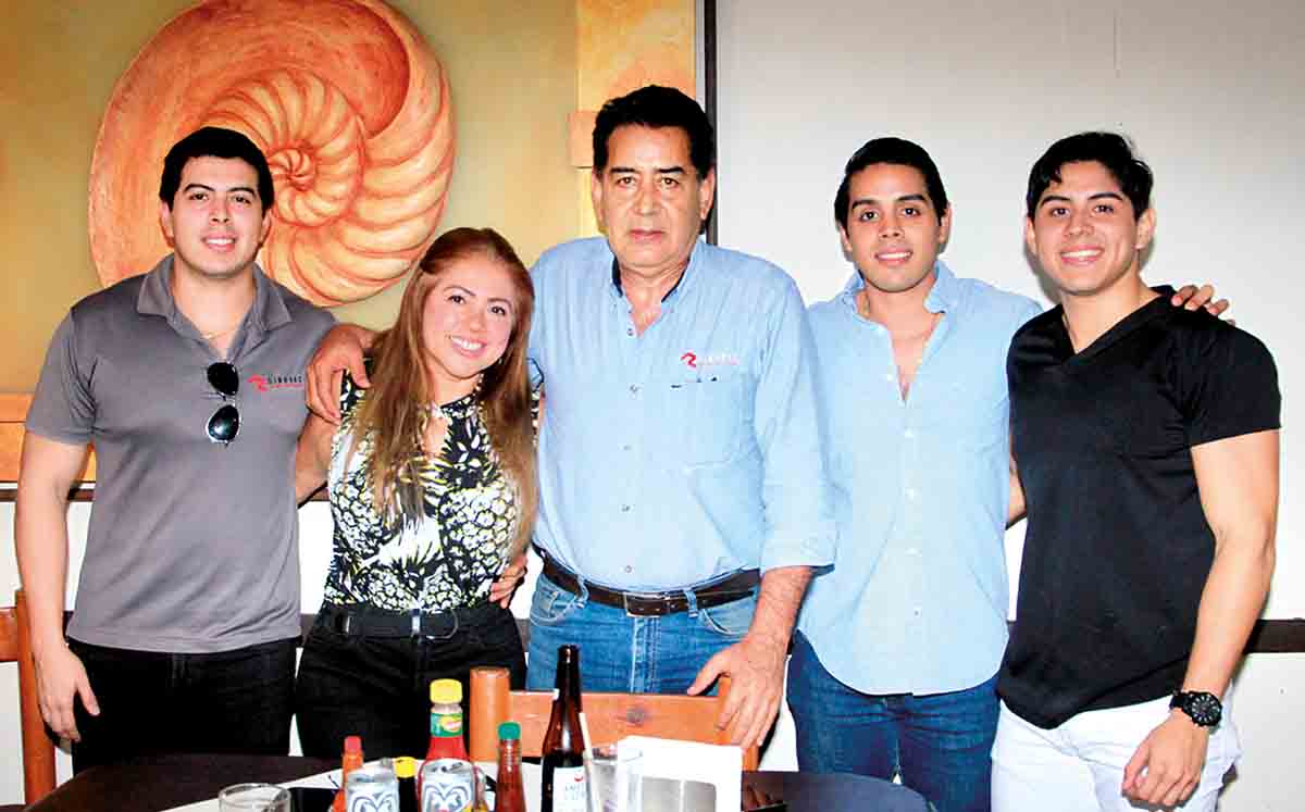ÁNGEL SEVERA, VERÓNICA CARREÑO, JOSÉ ÁNGEL SEVERA, ARTURO SEVERA Y ALBERTO SEVERA felices en el décimo aniversario de El Flaco