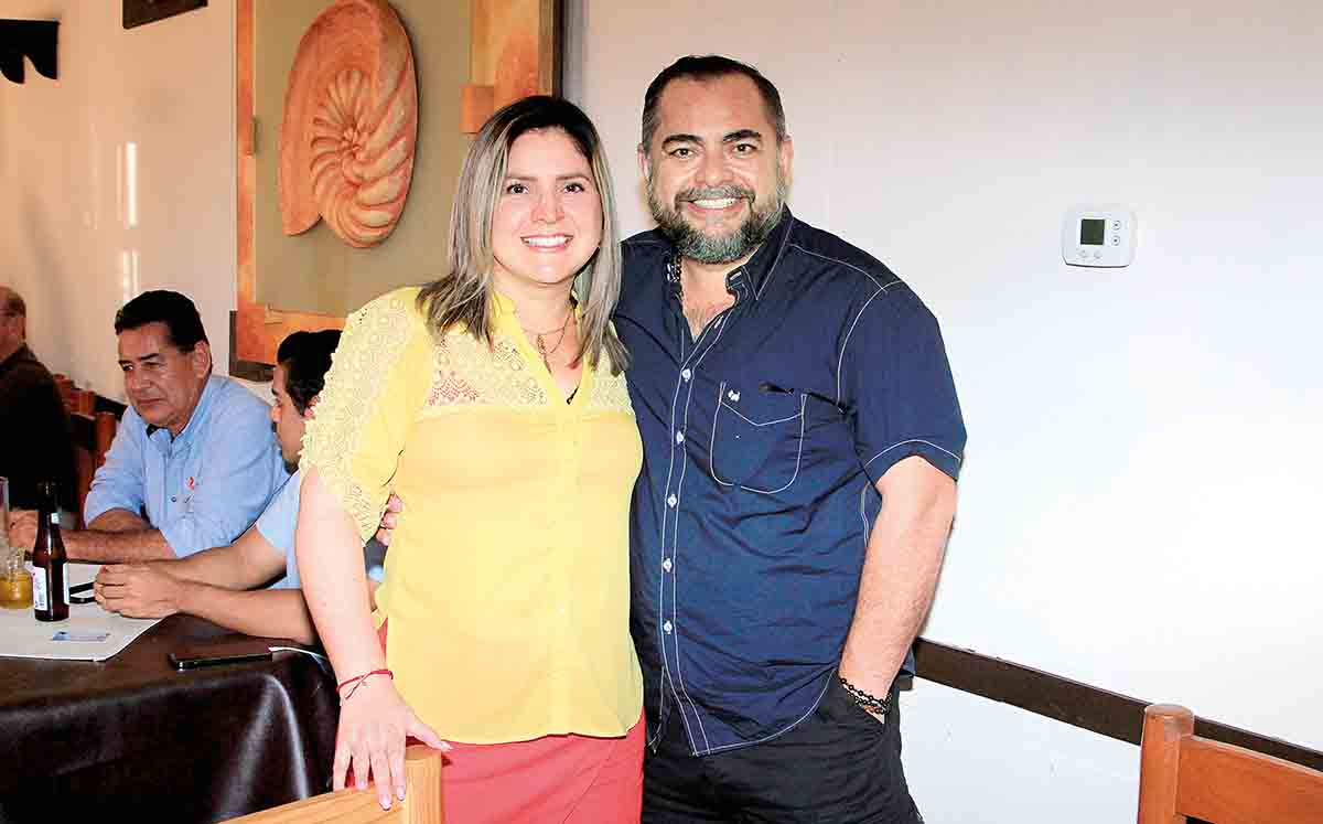 YURI ROBLES Y TOMÁS HERNÁNDEZ con sus mejores outfits en el aniversario