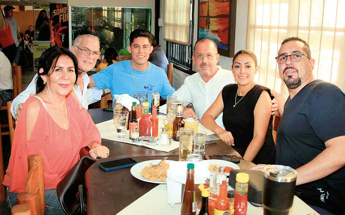IVETTE CORONADO, DANIEL GODOY, JUAN LUIS OSORIO, JUAN LUIS OSORIO, BETTY OSORIO Y JOSÉ LUIS VALCARCEL en el décimo aniversario