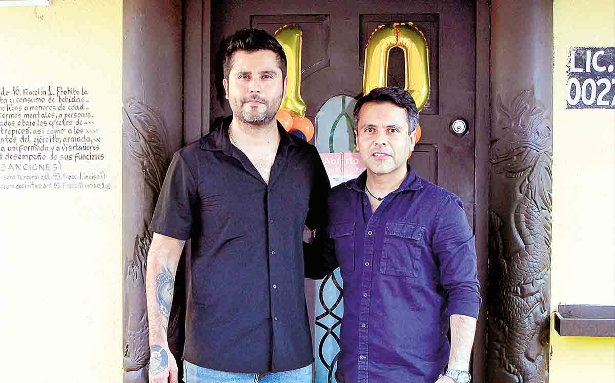 RICARDO AZUARA Y DANIEL AZUARA orgullosos de celebrar el décimo aniversario de El Flaco