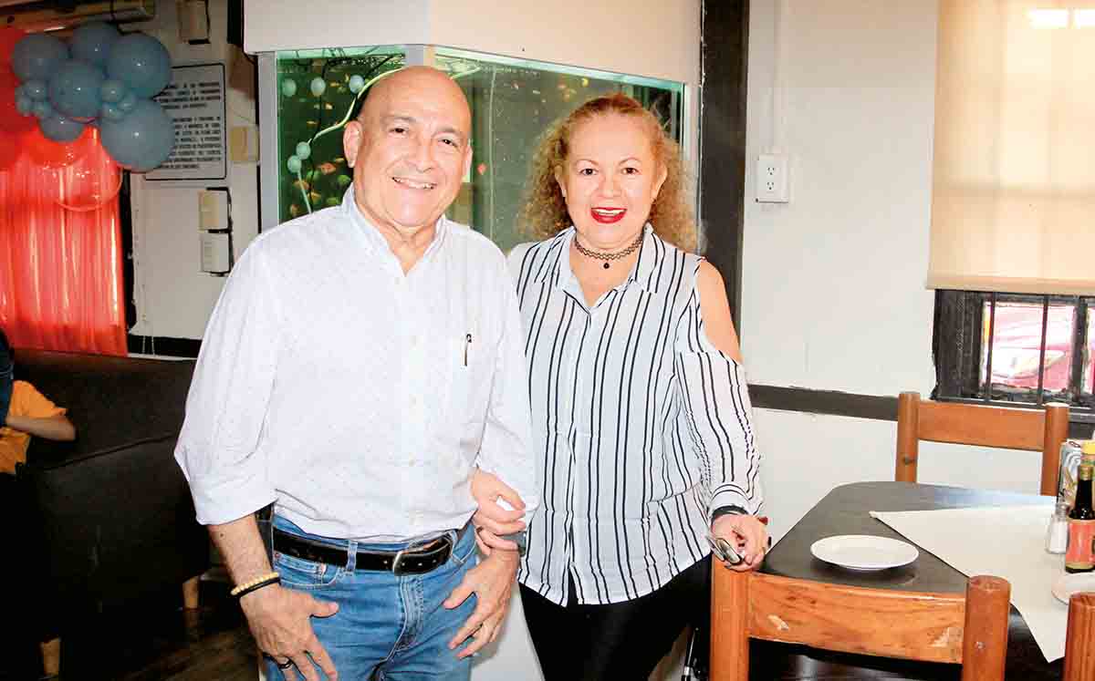 FELIPE BLANNO Y GLORIA SILVIA HERNÁNDEZ felices de festejar el décimo aniversario de El Flaco
